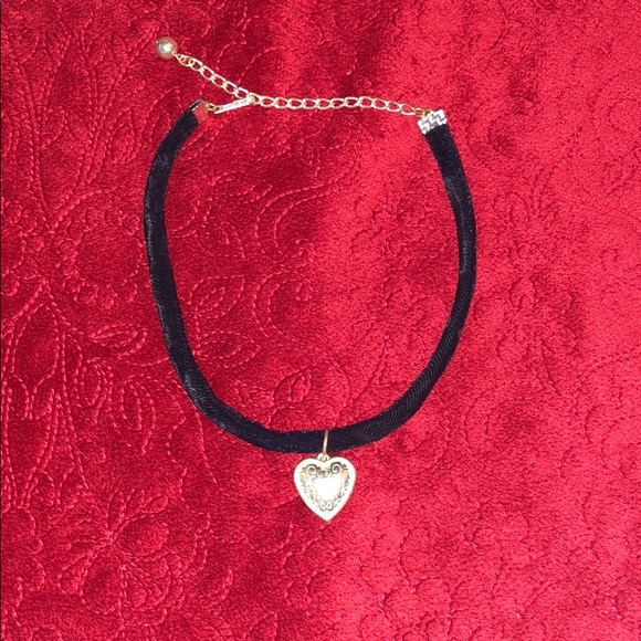 Silver Heart on Black Velvet Choker - Picture 1 of 5